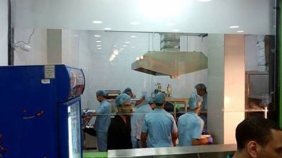مفأجاة بالصور.. أطباء يبيعون «ساندوتشات كبده» في غرفة العمليات