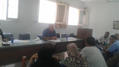 رئيس حي الهرم يعقد اجتماعا لتطوير الخدمات بالمنطقة 