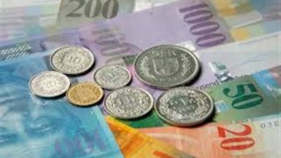 الفرنك السويسري يهبط لأدنى مستوى له مقابل اليورو