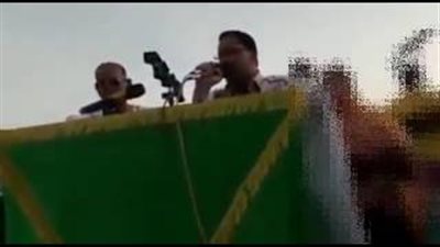 شاهد.. الاعتداء على وزير المالية خلال مؤتمر صحفي