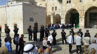 مستوطنون يقتحمون باحات الأقصى بحراسة شرطية مشددة