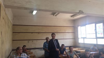 «الجيوشى» يتابع لجان امتحان الدور الثانى للدبلومات الفنية بالقاهرة