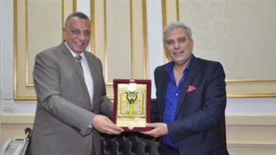 محافظ الجيزة يكرم «جابر نصار» ﻹنجازاته بـ«القاهرة»