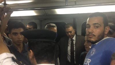 بالصور.. وزير النقل في جولة مفاجئة لمحطات مترو الأنفاق
