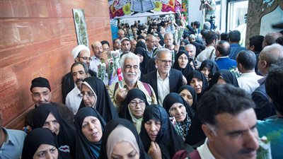 بالصور.. السعودية تستقبل الحجاج الإيرانيين بالزهور بمطار المدينة