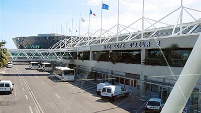 شاهد.. موظف بالمطار يسدد لكمة إلى مسافر