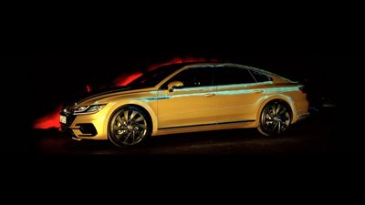 شاهد.. «كفيف» يصور اعلان «فولكس فاجن» لسيارتها الجديدة «أرتيون» 