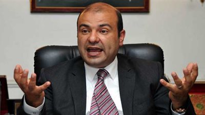 التحقيق مع خالد حنفى وزير التموين السابق بتهمة استغلال النفوذ