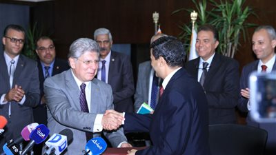 بالفيديو والصور.. عرفات يشهد توقيع برتوكول تعاون بين النقل والغرفة الكندية