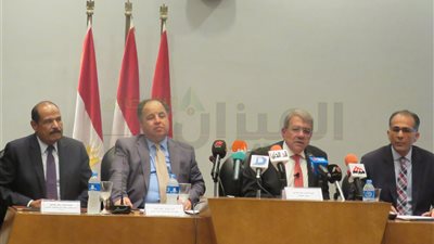 صرف جميع مستحقات العاملين بالحكومة بالبطاقات المدفوعة