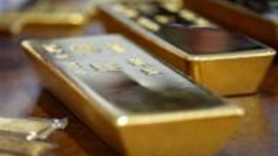 الذهب يتراجع عالميًا مع ارتفاع الدولار