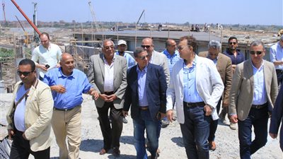 «عرفات» يطالب بالاستمرار في إجراء تجارب التحميل على جسر الطريق الدائري الإقليمي