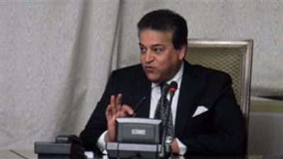 «وزير التعليم العالى» يقدم درع عيد العلم للرئيس السيسي