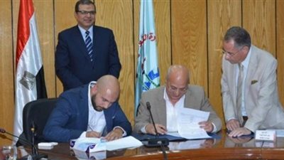 «سعفان» يشهد توقيع 5 اتفاقيات عمل جماعية لصرف 10% علاوة خاصة