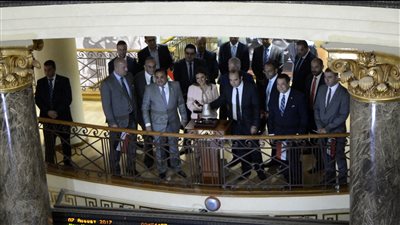 بالفيديو والصور.. محمد فريد يفتتح جلسة التداول الأولى بعد رئاسته للبورصة