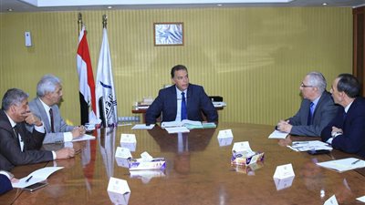 وزير النقل يبحث إنشاء ميناء نهري بالإسكندرية