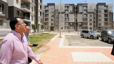 وزير الإسكان يستعرض المشروعات الخدمية بمدينة العبور