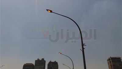 بالفيديو والصور.. أعمدة الكهرباء مضاءة في وضح النهار بكوبري جامعة القاهرة
