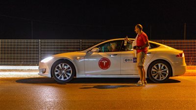 تيسلا موديل S تحقق رقما قياسيا في السير بشحن مرة واحدة 