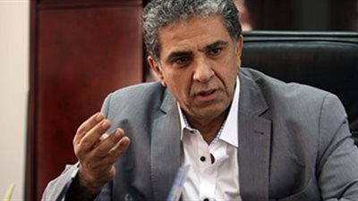 «فهمي»: إلزام جميع المصانع بتركيب حساسات بيئية