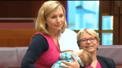 بالفيديو.. نائبة استرالية ترضع ابنتها داخل البرلمان