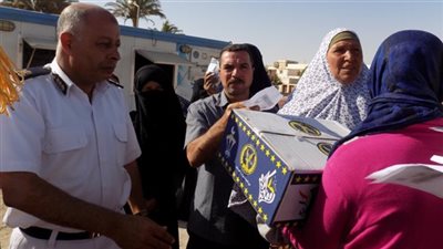 القوات المسلحة توزع 600 كرتونة مواد غذائية بدمياط