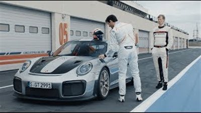 شاهد.. تحدٍ بين سائقين محترفين لقيادة سيارة بورش GT2 RS 911 