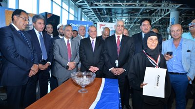 بالصور.. مصرللطيران ترد قيمة تذكرتي حج لسيدتين بلغن 85 عامًا