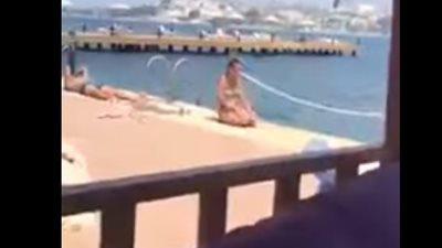 بالفيديو والصور.. فتاة تصلي بـ«البكيني»