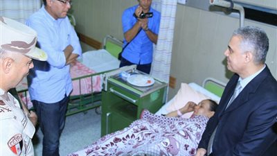 محافظ الإسكندرية ووزيرا التنمية المحلية والنقل يتفقدون حالة مصابي حادث قطار خورشيد