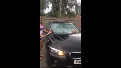 بالفيديو...فتاة تضبط زوجها يخونها فى سيارة بالشارع 