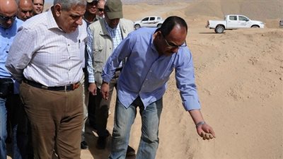 «محلب» يطالب بسرعة الانتهاء من نفق النهضة