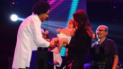 بالصور.. «مي كساب» تكشف عن وجه ابنتها لأول مرة