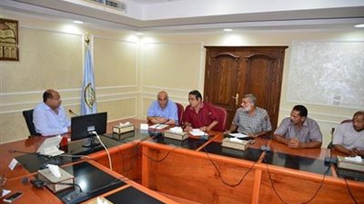 محافظ مطروح يبحث مشكلات العاملين في مشروع النقل الجماعي