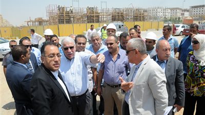 وزير الإسكان يتفقد أعمال الطرق والمحاور المرورية بالقاهرة الجديدة