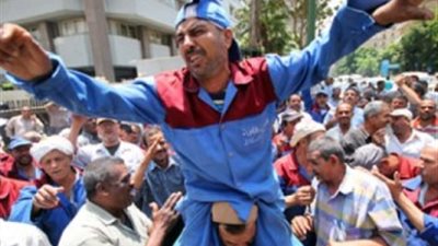 احتجاج أمام مكتب «اتحاد عمال مصــر» لعدم صرف علاوة الـ10%