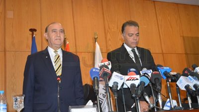بالصور..«وزير النقل» يبدو حزيناً بمؤتمر تطبيق الفاتورة الشاملة لقناة السويس