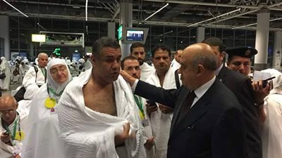  بالصور.. وزير السياحة يودع أول فوج للحج السياحى من مطار القاهرة