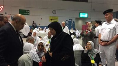 «راشد» يودع أول أفواج الحج السياحى ويطالبهم بالدعاء لمصر