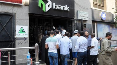 بالصور.. زحام على فروع بنك التعمير والإسكان لسحب كراسات شروط مشروع «سكن مصر»