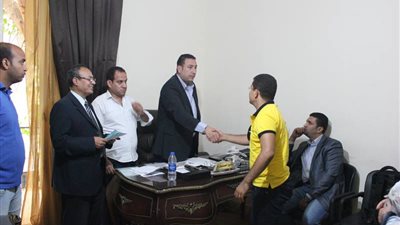 بالصور.. النقيب يسلم الصيادلة تصاريح مزاولة مهنة التحاليل الطبية