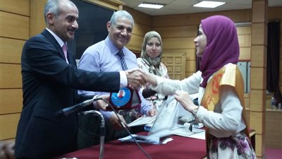 بالصور.. «التعليم» تكرم طلاب المرحلة الثانوية الفائزين في مسابقة «الطالب المثالى» 