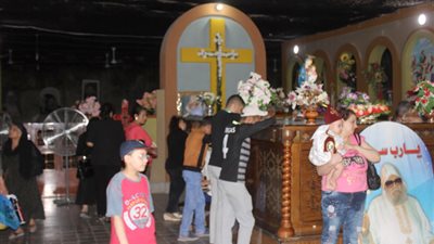 «هدايا وشنط» لزائري مولد السيدة العذراء بأسيوط