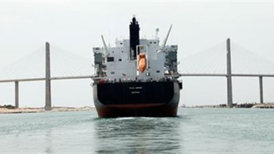  مميش: 49 سفينة بحمولة 3.1 مليون طن تعبر قناة السويس اليوم