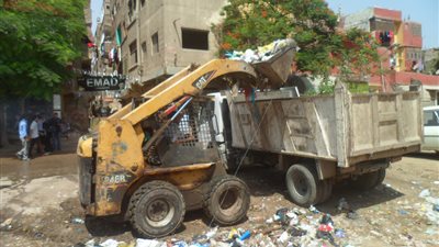 بالصور.. رفع 1600 طن مخلفات من طريق الإخلاص بالعمرانية