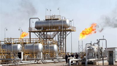 البترول يقفز أكثر من 2% مع نزول الدولار وانخفاض المخزونات الأمريكية