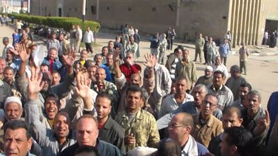 عمال «غزل المحلة» يواصلون إضرابهم ويهددون بنقل الاعتصام إلى الشارع