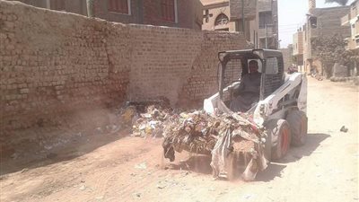 بالصور.. حملات نظافة ورفع الإشغالات وتركيب كشافات الإنارة بطما بسوهاج