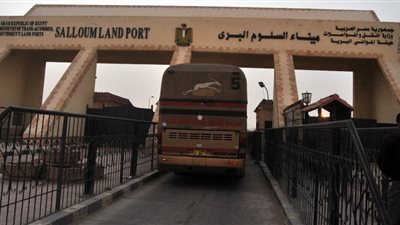 عودة 234 مصريًا ووصول 121 شاحنة من ليبيا عبر منفذ السلوم خلال لـ 24 ساعة