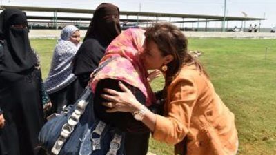 «الزغاريد» فى استقبال سحر نصر بجنوب سيناء.. والوزيرة تطالب بفرص عمل لـ«البدويات»